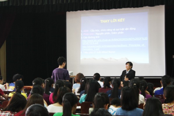 Seminar về sản phẩm biến đổi gen tại trường ĐH KHTN - ĐH QGHN ngày 17-04-2015 do GS.TS Lê Đình Lương chủ trì